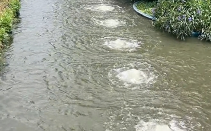 一臺(tái)沉水風(fēng)機(jī)，帶動(dòng)百米河道曝氣