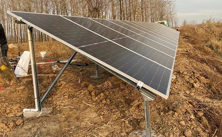 岸邊的太陽能電池板 岸邊的太陽能電池板
